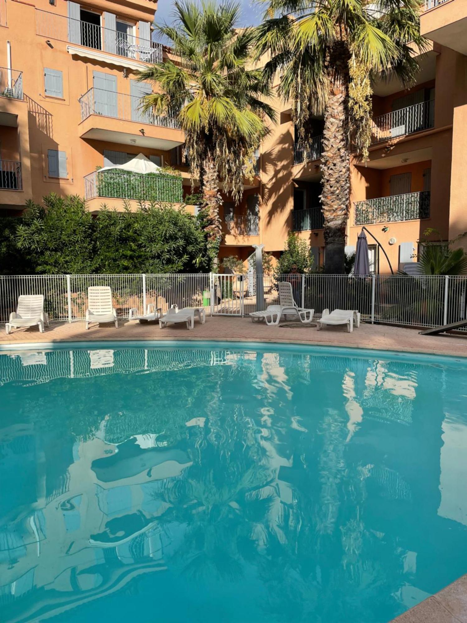 Golf Saint Tropez Rez De Jardin Vue Piscine