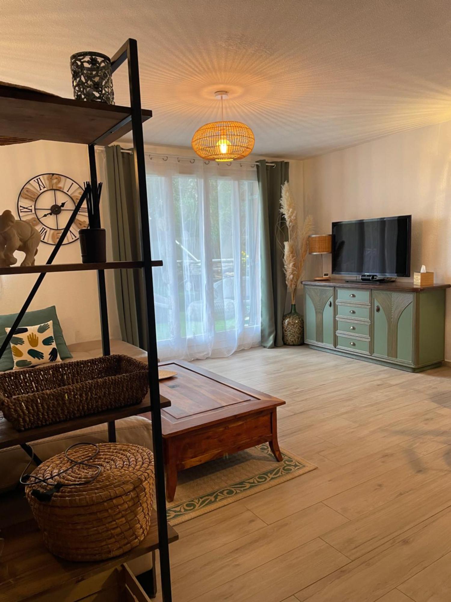 Golf Saint Tropez Rez De Jardin Vue Piscine Apartment
